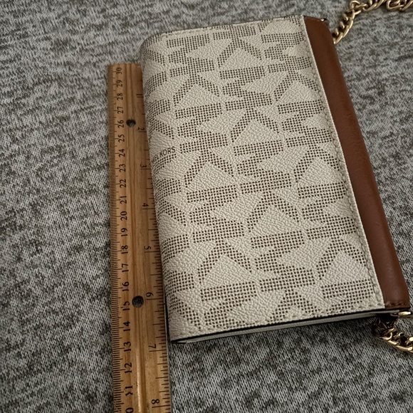 NWOT Michael Kors Hudson Vanilla Crossbody Adjustable Handbag w/Lots of Features - Picture 8 of 14